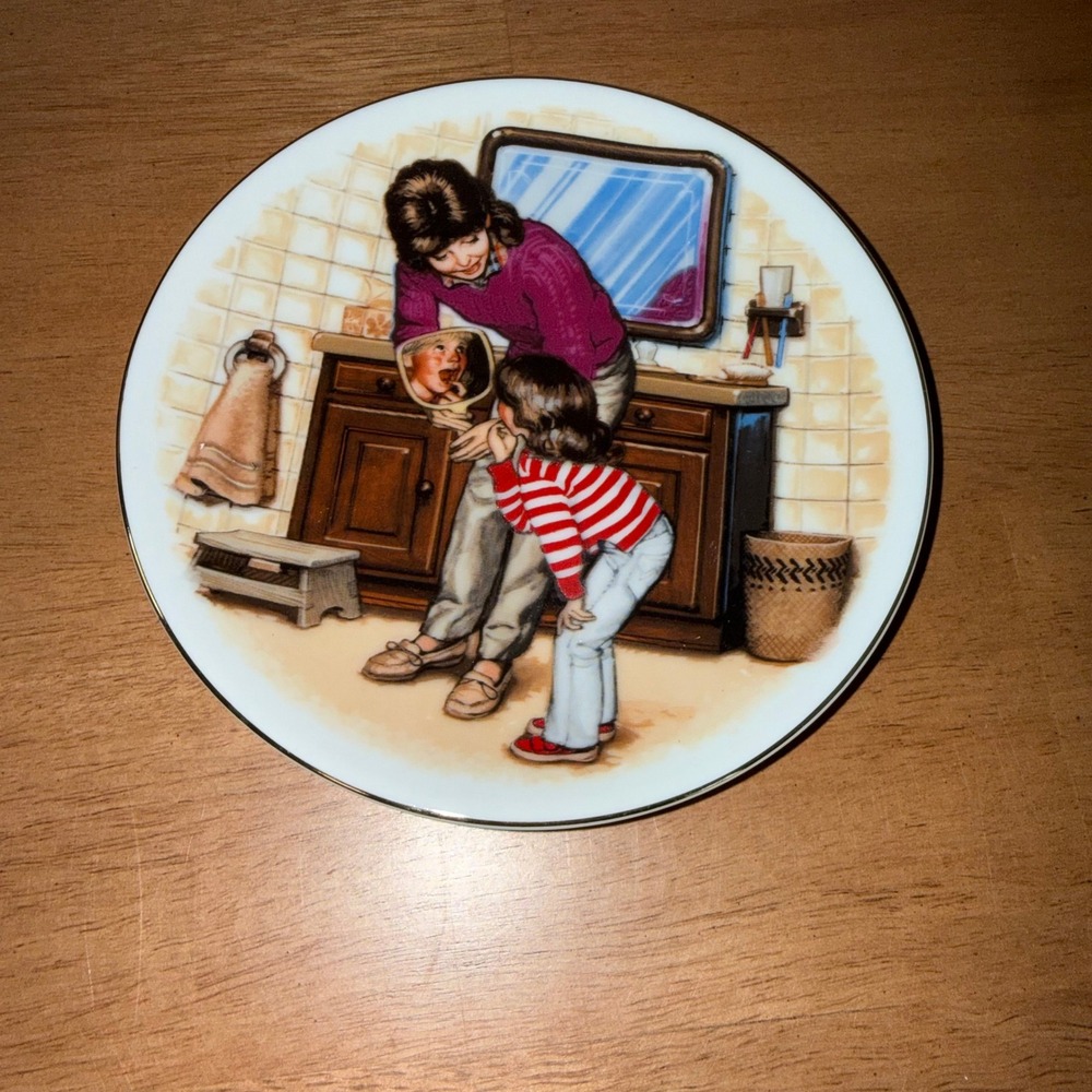 Avon 1985 Mother's Day Special Memories Plate Creation of Love Gold Trim Japan